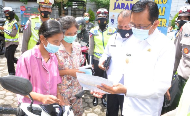 Pjs Gubernur Jambi, Ardy Daud saat meninjau Operasi Zebra. Foto: Hms