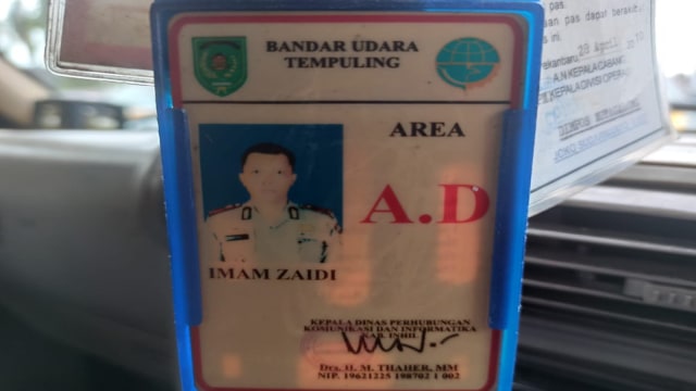 KARTU tanda pengenal milik Kompol Iman Ziadi Zaid yang terpajang di dalam mobil Opel Blazer yang digunakan saat bawa 16 Kg Sabu. 
