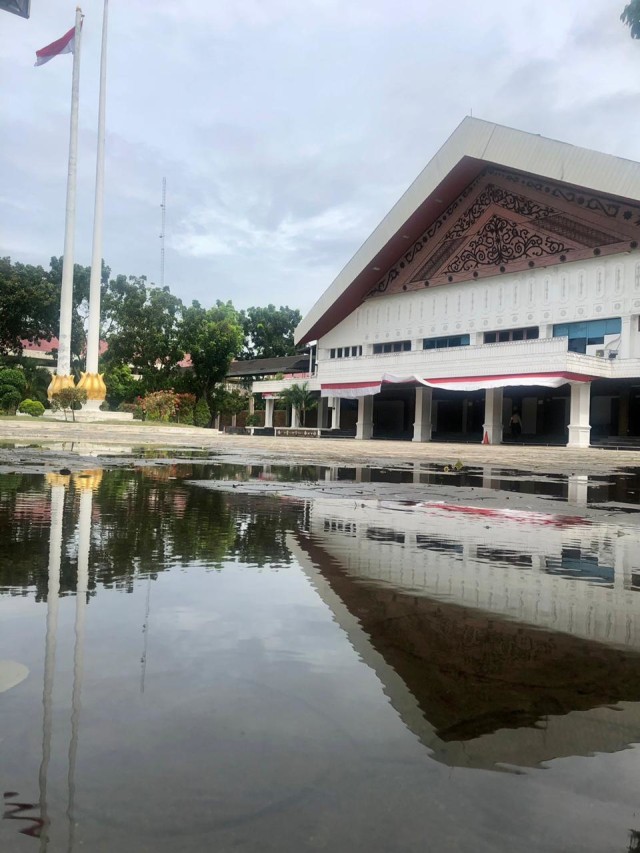 Gedung utama DPR Aceh pada Jumat (9/10/2020) usai hujan. Foto: Suparta/acehkini