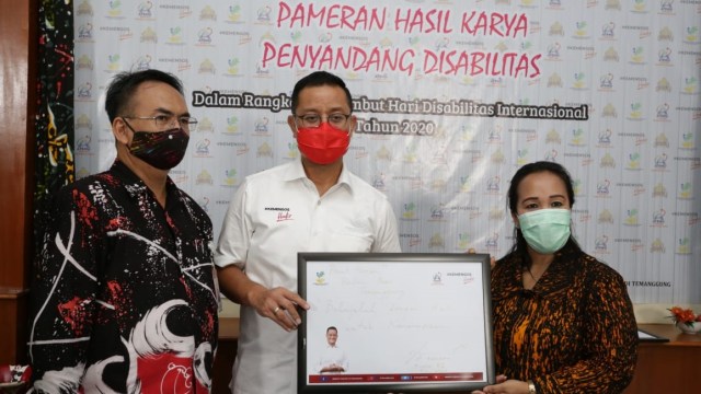 Menteri Sosial RI Juliari P Batubara saat mengunjungi Pameran Hasil Karya Penyandang Disabilitas di Temanggung, Jawa Tengah. Foto: Kemensos RI