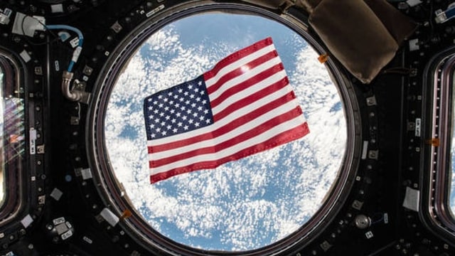 Bendera Amerika Serikat di luar angkasa. Foto: NASA