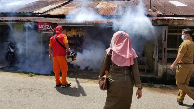 DINAS Kesehatan Kabupaten Kuantan Singingi (Kuansing), Riau, lakukan penyemprotan atau fogging. 