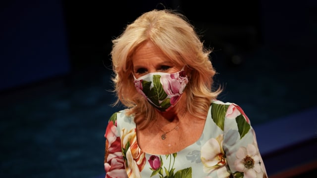 Jill Biden mengenakan masker saat menghadiri debat presiden terakhir di Belmont University di Nashville, Tennessee, Amerika Serikat. Foto: Brendan Smialowski / AFP