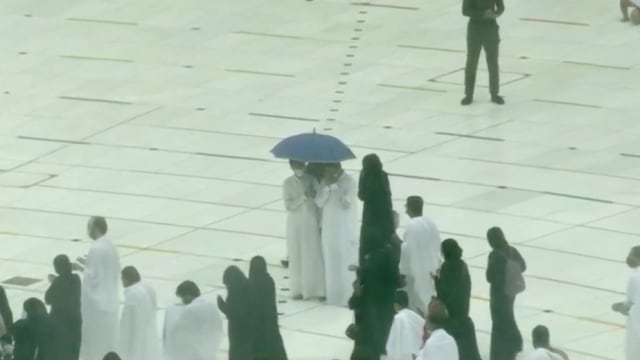 Jemaah umrah melaksanakan tawaf di Masjidil Haram di tengah guyuran hujan, Rabu (4/11). Foto: Youtube/@Youtube Makkah Live