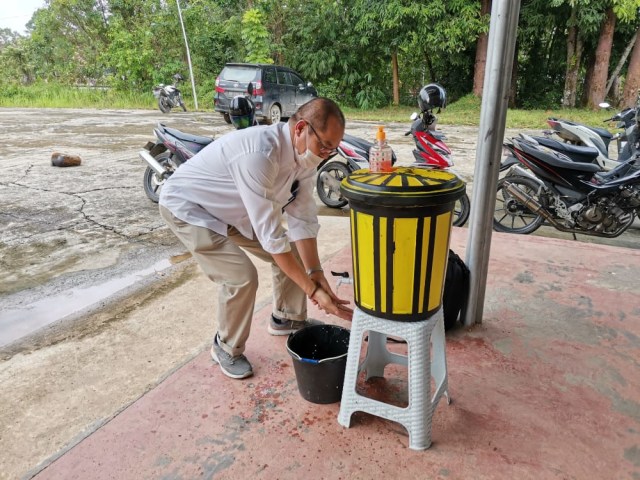 Hawad Sriyanto, Koordinator Divisi Penyelesaian Sengketa, Bawaslu Provinsi Kalbar mencuci tangan. Foto: Dok. Hi!Pontianak