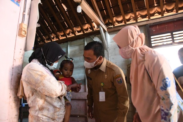 Bupati Batang, Wihaji melihat kondisi balita yang tercebur ke panci berisi air panas.