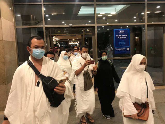 Jemaah bersiap melaksanakan ibadah umrah dari hotel tempat mereka dikaratina. Foto: Dok. KJRI