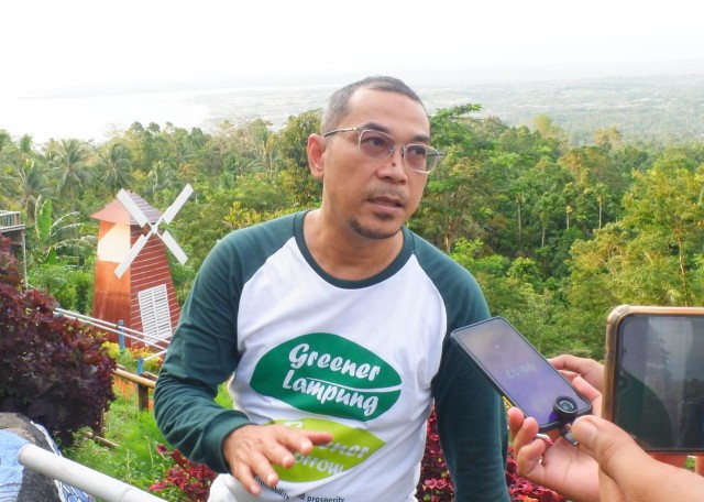 Kepala Dinas Kehutanan Provinsi Lampung Yanyan Ruchyansyah saat diwawancarai awak media, Rabu (4/11) | Foto : Sidik Aryono/ Lampung Geh
