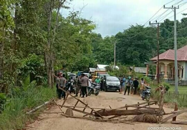 Warga Konawe Bangun Tenda di Tengah Jalan Rusak, Demo karena Pemerintah Cuek (166638)