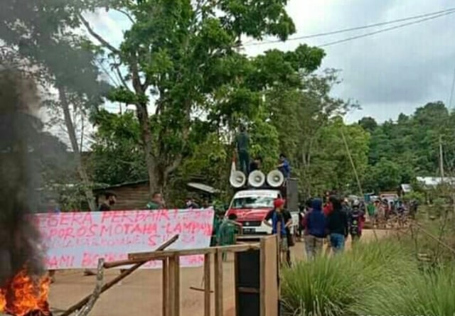 Warga Konawe Bangun Tenda di Tengah Jalan Rusak, Demo karena Pemerintah Cuek (166639)