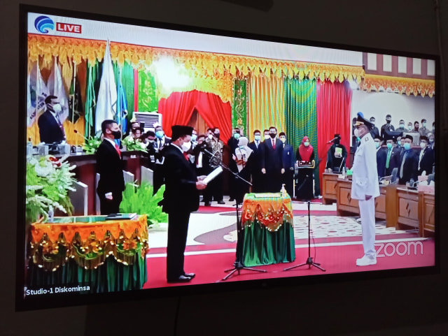 Prosesi pelantikan Nova Iriansyah sebagai Gubernur Aceh sisa masa jabatan 2017-2020 di Gedung DPRA disiarkan secara live streaming, Kamis (5/11). Foto: Husaini/acehkini