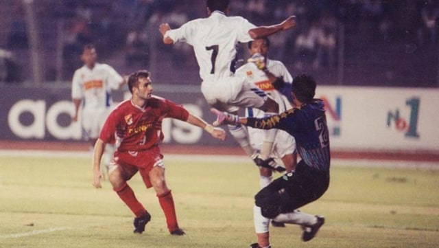 Dejan Gluscevic (merah) berhasil mencetak gol saat pertandingan Pelita Jaya vs Persib Bandung dalam Liga Indonesia tahun 1994-1995 dengan skor 1-0. Foto: Dejan Gluscevic/Facebook