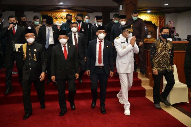 (dari kiri ke kanan) Wali Nanggroe Aceh, Mendagri, Ketua DPRA dan Gubernur Aceh saat memasuki ruang sidang paripurna, Kamis (5/11). Foto: Humas Setda Aceh