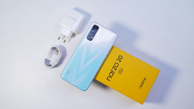 Realme Narzo 20 Pro beserta isi kotak pembeliannya. Foto: Realme Indonesia