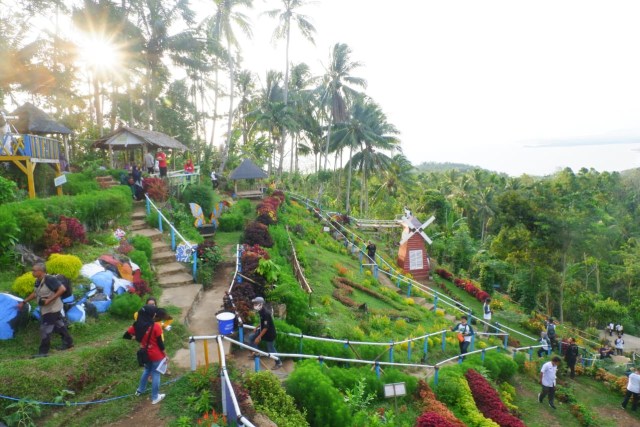 Suasana sejuk taman di ketinggian Teropong Kota Kalianda Lampung Selatan, Rabu (4/11) | Foto : Sidik Aryono/Lampung Geh