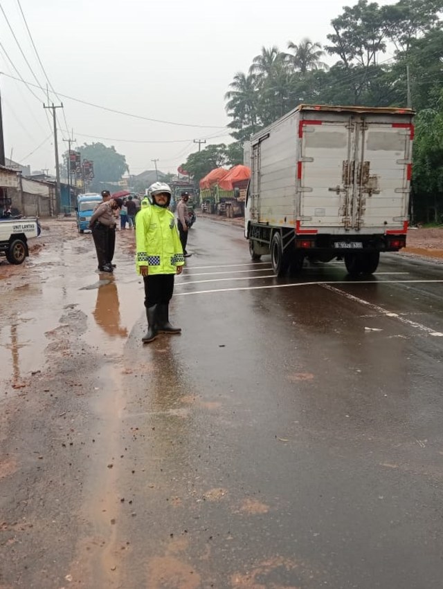 Lokasi jalan di Cileungsi Bogor yang licin dan membuat banyak pengendara motor terjatuh. Foto: Dok. Istimewa