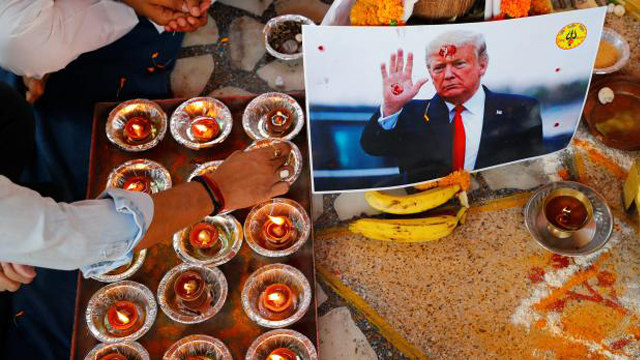 Dukun India gelar ritual khusus agar Donald Trump menang pilpres AS. (Foto: REUTERS/Adnan Abidi)