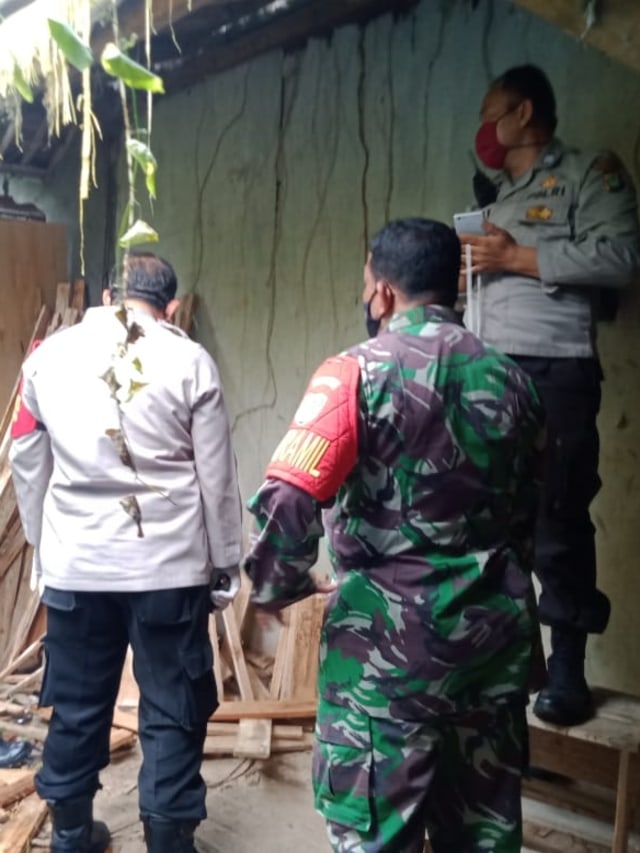 Polisi dan TNI cek lokasi ditemukannya kepala desa di Tangerang tewas gantung diri. Foto: Dok. Istimewa