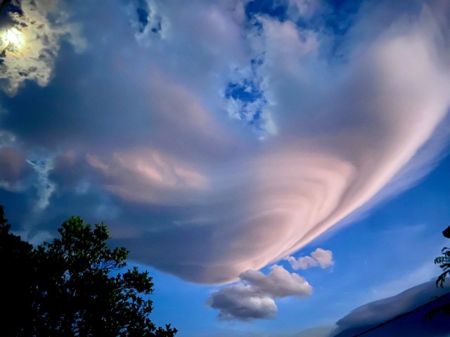 Fenomena langka Awan Lentikularis muncul di atas Gunung Arjuno, pada Kamis pagi (5/11/2020). Foto: Abdillah Adam