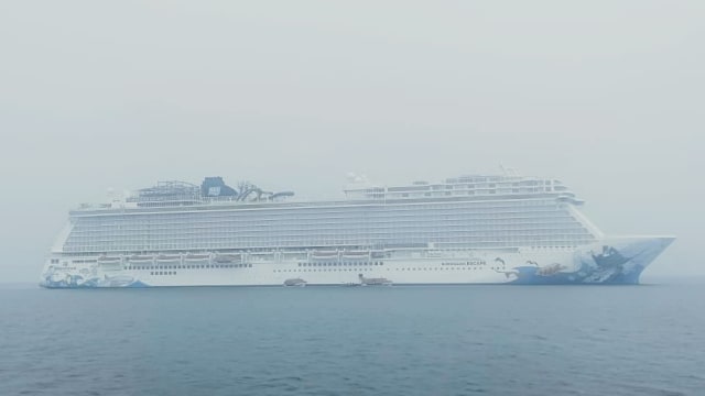 TNI AL evakuasi 16 ABK Kapal pesiar MV. Norwegia Escape di Jakarta International  Container Terminal (JICT) 2 Pelabuhan Tanjung Priok Jakarta Utara, Kamis, (5/11). Foto: Dinas Penerangan Angkatan Laut