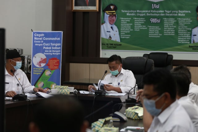 Asisten Administrasi Umum Setda Kabupaten Tegal, Edi Budiyanto menyimak pemaparan tim pelaksana penyederhanaan birokrasi di lingkungan Pemkab Tegal, Rabu (04/11/2020) di Ruang Rapat Sekda.