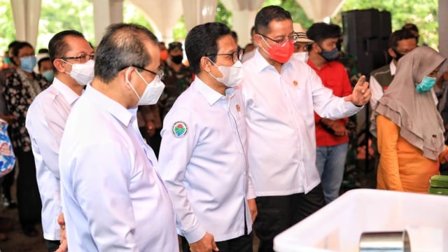 Mendes PDTT, Abdul Halim Iskandar dan Mensos Juliari Batubara meninjau penyaluran Bantuan Sosial Tunai dan Bantuan Langsung Tunai Dana Desa di Kabupaten Subang. Foto: Kemendes PDTT