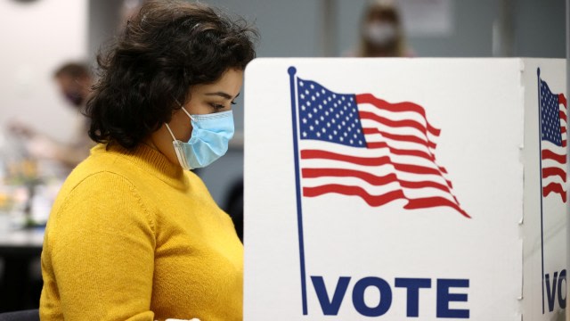 Para pemilih mengisi surat suara Pemilu Amerika Serikat di Fairfax, Virginia, Amerika Serikat, Selasa (3/11).  Foto: Hannah McKay/REUTERS