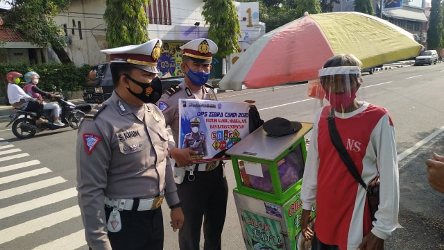 Operasi Zebra Candi 2020, Polisi Blora Bagikan Masker dan Face Shield (552081)