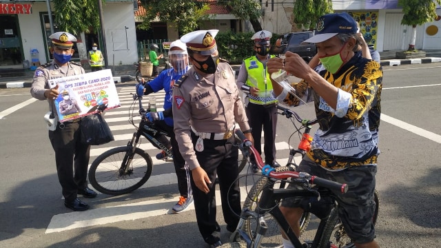 Operasi Zebra Candi 2020, Polisi Blora Bagikan Masker dan Face Shield (552082)