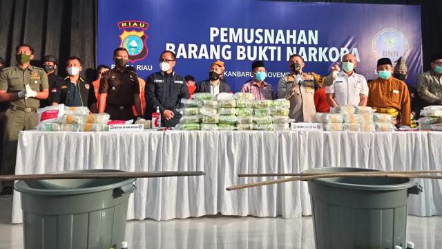 KAPOLDA Riau, Irjen Pol Agung Setya Imam Effendi saat menjelaskan asal-usul 122,33 Kg sabu dan 10 ribu butir pil ekstasi akan dimusnahkan, Kamis (5/11/2020), di Mako Brimob Polda Riau. 