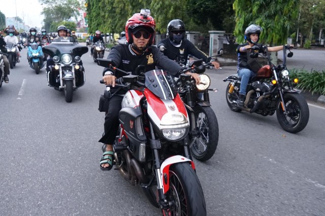 Foto: UAS Keliling Pontianak Naik Moge Harley Davidson (75772)