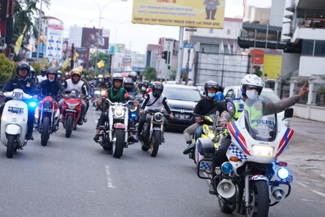 Foto: UAS Keliling Pontianak Naik Moge Harley Davidson (75775)