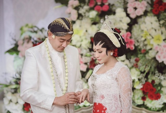 Potret pernikahan Tata Janeeta dan Raden Brotoseno. Foto: Instagram/tatajaneetaofficial