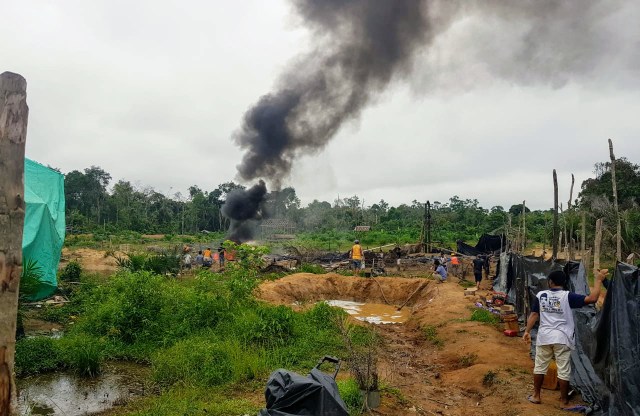 Kepulan asap di lokasi sumur minyak ilegal yang meledak di Muratara, Sumsel. (foto: istimewa)