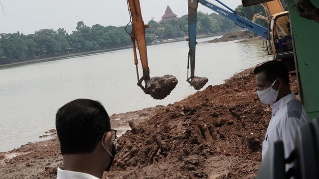 Gubernur DKI Jakarta Anies Baswedan meninjau Gerebek Lumpur di Setu Babakan, Jakarta.  Foto: Instagram/@aniesbaswedan