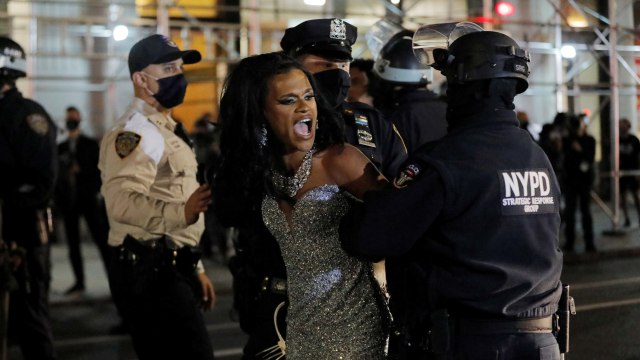 Petugas Departemen Kepolisian New York (NYPD) menahan seorang pengunjuk rasa selama demonstrasi Black Lives Matter di Manhattan, New York, Kamis (5/11). Foto: ANDREW KELLY/REUTERS