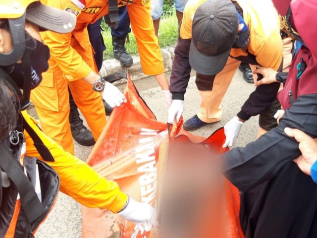 Evakuasi bocah tenggelam di Banjir Kanal Timur. Foto: BPBD DKI