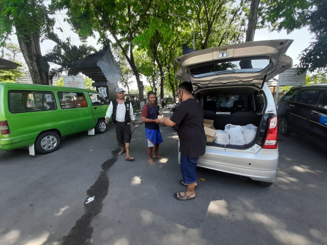 Kegiatan Komunitas Kecanduan Sedekah Indonesia, yang didirikan Food Blogger Fredy Yunarto Sakti Wibowo, pagi ini Jumat (5/11). Foto-foto: Masruroh/Basra﻿