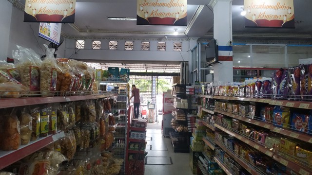 RAK-RAK pajangan menjual makanan dan minuman di Supermarket 212, Panam, Pekanbaru. 