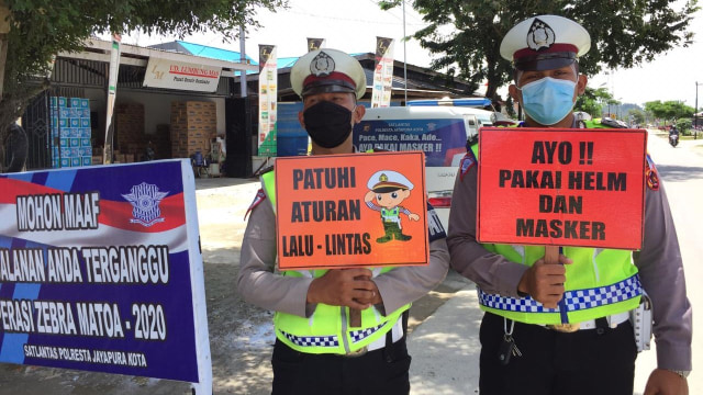 Polisi yang bertugas pada Operasi Zebra Matoa gencar melaksanakan protokol corona di tengah pandemi. (Dok Polresta Jayapura Kota)