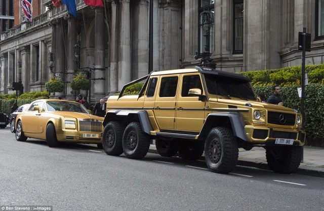 Mobil "emas" milik Turki bin Abdullah menuai perhatian saat parkir di depan Hotel Mandarin Oriental di London (Foto: Ben Stevens/I-Images)