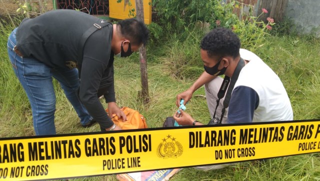 Tim identifikasi Polres Sorong Kota memasang police line, untuk melakukan olah TKP, foto : Yanti