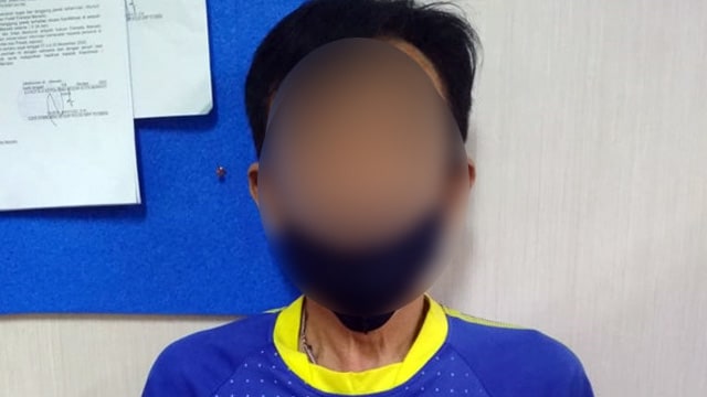 ED (50), pria paruh baya yang menjadi tersangka pencabulan remaja laki-laki di Kota Manado