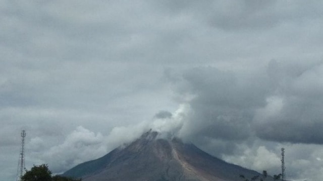 Gunung Sinabung di Kabupaten Karo, Sumatera Utara, kembali meluncurkan awan panas, Jumat (6/11).  Tinggi luncuran tak diketahui karena tertutup kabut. Foto: ANTARA/HO