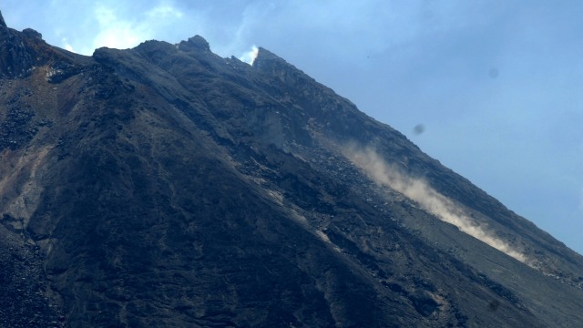 Aktivitas guguran kecil material Gunung Merapi terlihat di Tlogolele, Selo, Boyolali, Jawa Tengah, Jumat (6/11). Foto: Aloysius Jarot Nugroho/ANTARA FOTO