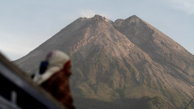 Kubah lava Gunung Merapi terlihat dari Desa Kinahrejo, Cangkringan, Sleman, DI Yogyakarta, Jumat (6/10). Foto: Hendra Nurdiyansyah/ANTARA FOTO