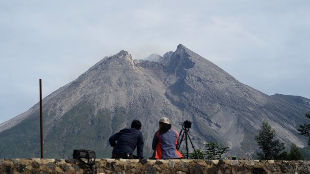 Fotografer mengawasi Gunung Merapi di DI Yogyakarta, Jumat (6/11). Foto: Agung Supriyanto/AFP