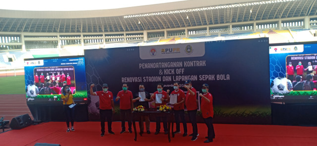 Penandatanganan kontrak dan Kick-off Renovasi Stadion Manahan dan Lapangan Sepak Bola menyambut penyelenggaraan event Piala Dunia U-20 Indonesia tahun 2021 
