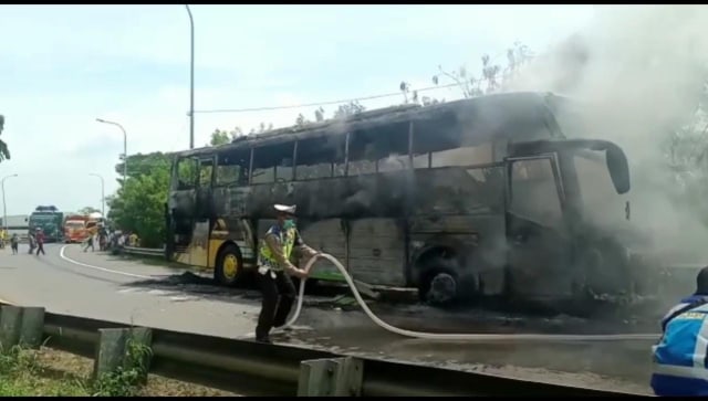 Sebuah bus pariwisata dengan nopol E 7537 QA ludes terbakar di ruas tol palikanci Kabupaten Cirebon  Jawa barat pada Jumat (06/11/2020) sekitar pukul  11.00 WIB. (Tomi Indra)