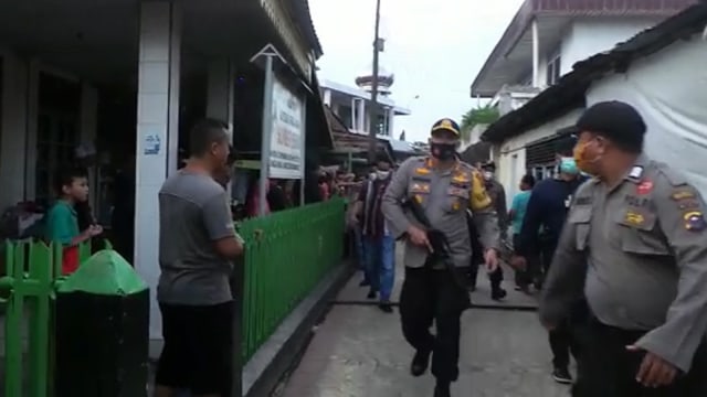 KAPOLRESTA Pekanbaru, Kombes Pol Nandang Mu'min Wijaya, menenteng senjata api laras panjang saat menangkap pengedar Narkoba di Panger, Jalan Pangeran Hidayat, Pekanbaru.